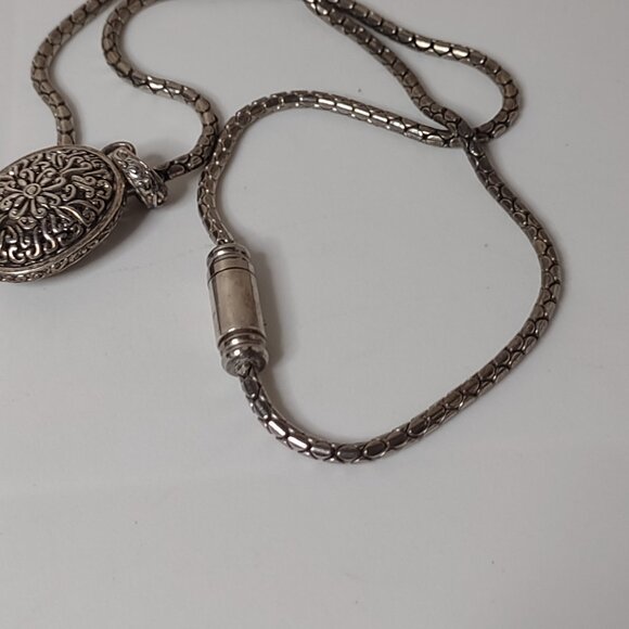 20 Inch Silver Tone Pretty Oval Shaped Pendant Necklace - Picture 10 of 11